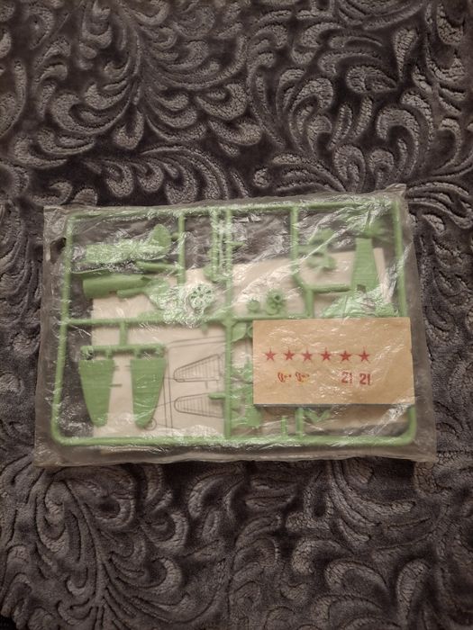 Збірна модель винищувача И 16 тип 24