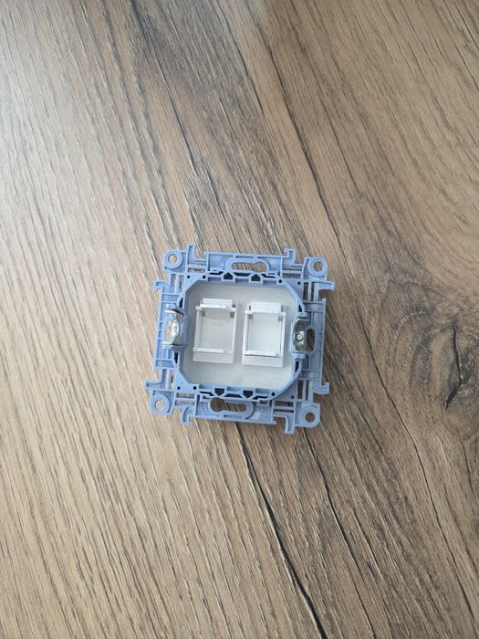 SIMON 10 Pokrywa gniaz teleinformatycznych na Keystone płaska podwójna