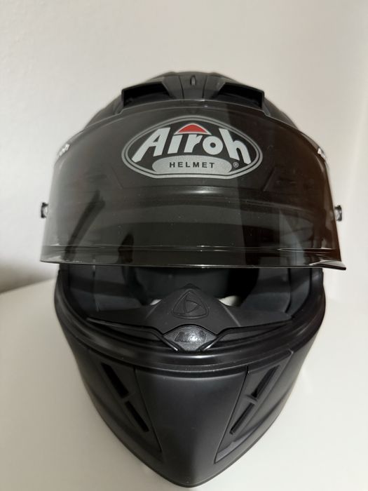 Capacete Airoh preto mate, tamanho XS