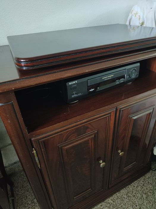 Movel TV em raiz de nogueira