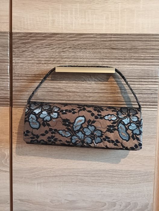 Brązowa czarna kopertówka damska na pasku do ręki