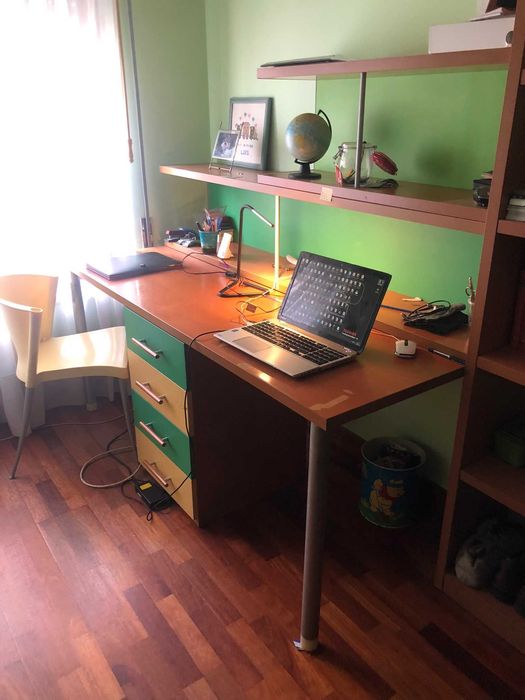 Secretária dupla para duas crianças. Oportunidade!