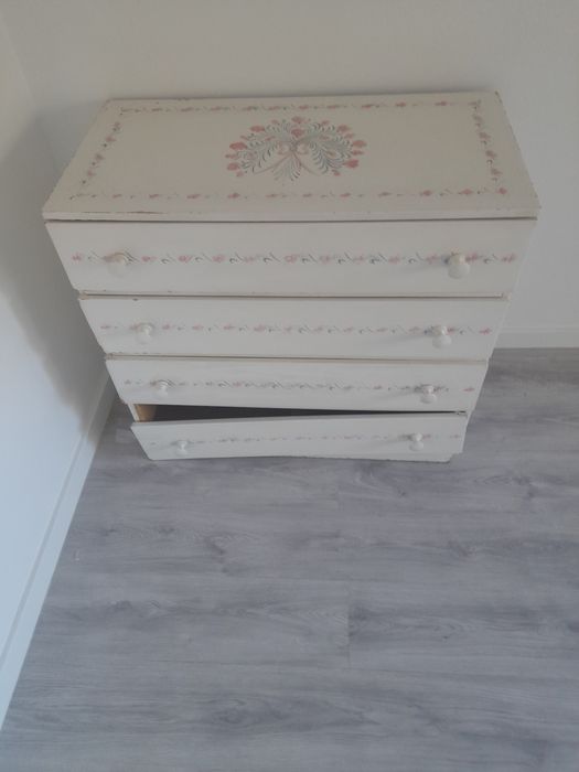 Cómoda em madeira branco para restauração