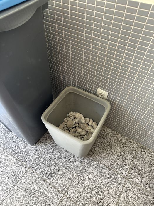 Vaso PVC grande com pedras decorativas