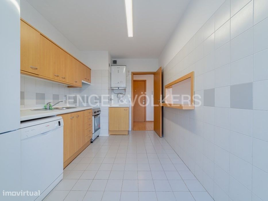 Espaçoso T2 com garagem e arrecadação
