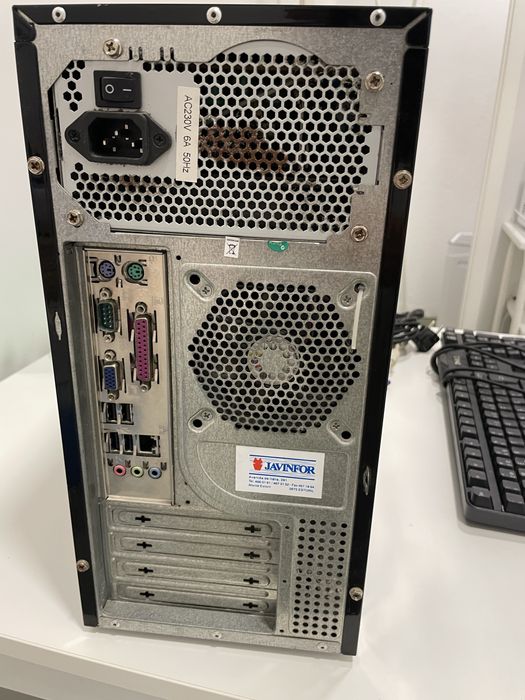 Conjunto de computador, torre e teclado