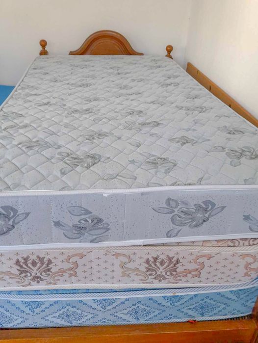 Cama de solteiro/ corpo e meio mogno