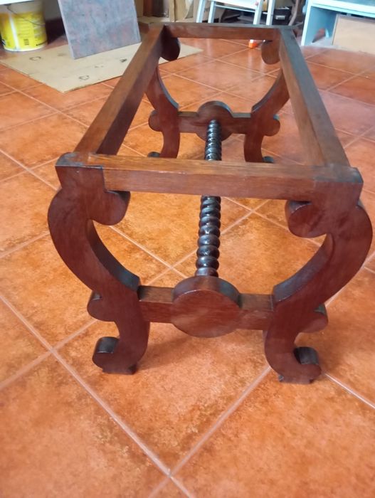 Mesa de apoio em mogno com tampo de granito