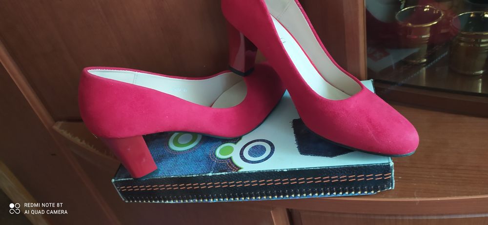 Продам  шыкарные слипони туфли красные ,черние туфельки на платформи.