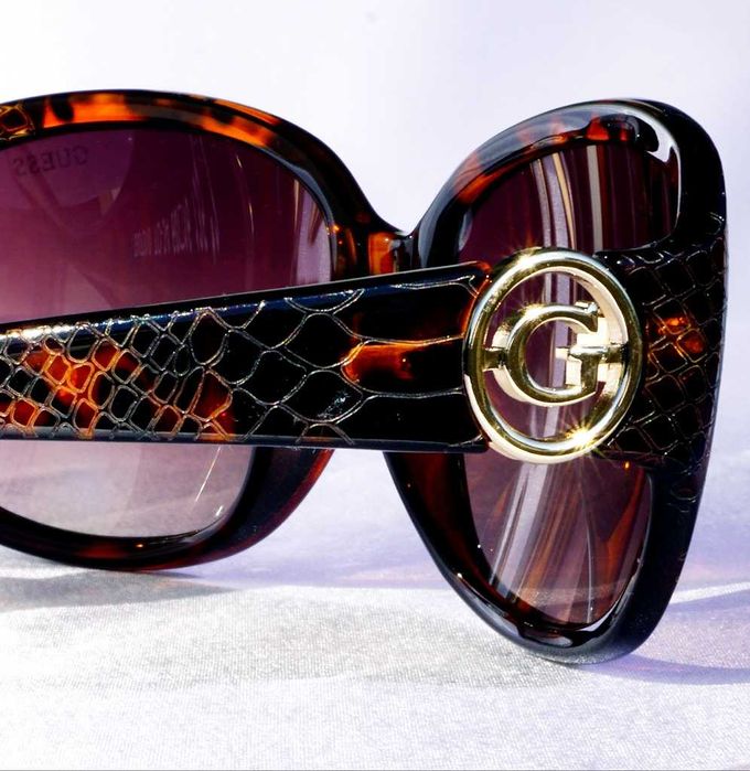 Okulary słoneczne Guess GU7310  bursztunowe skóra węża ray ban chanel