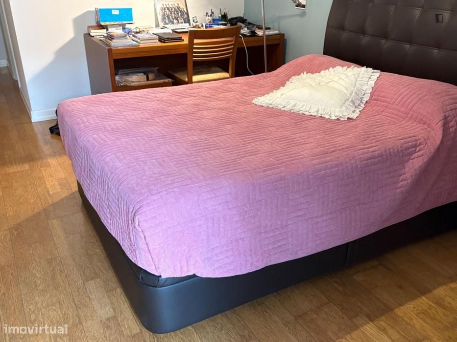 Quarto - localizado em Algés Lisbon
