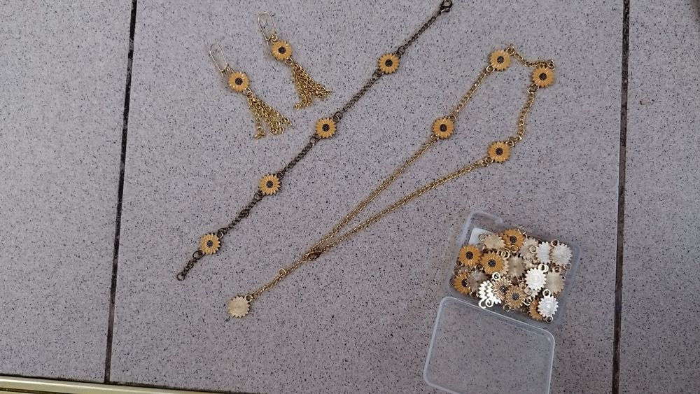 Набор украшений.