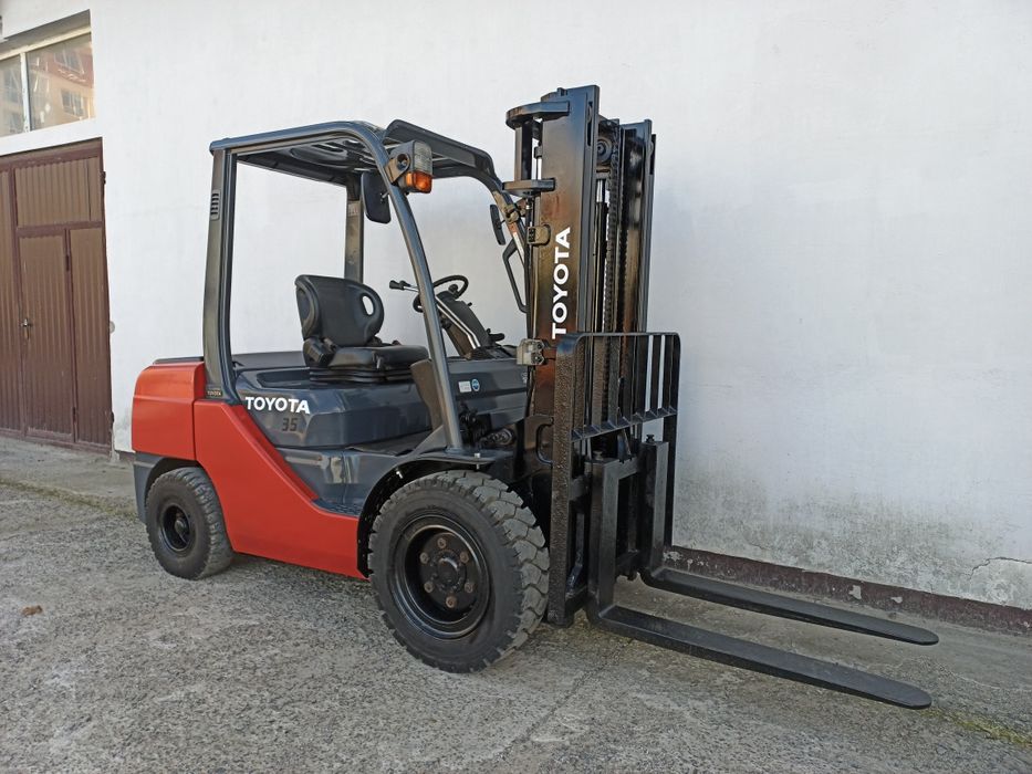 Вилочный погрузчик TOYOTA
