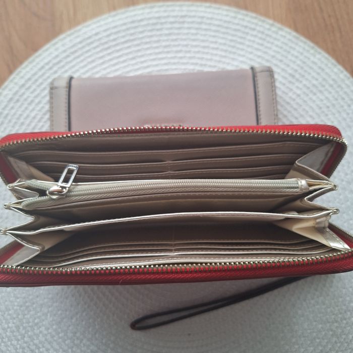 Portfel czerwony Guess.