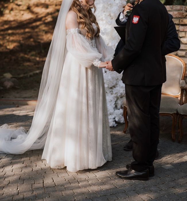 Przepiękna błyszcząca suknia ślubna