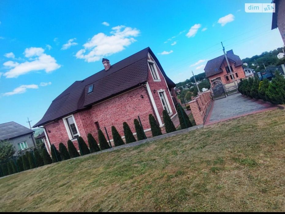 Продається будинок в англійському стилі