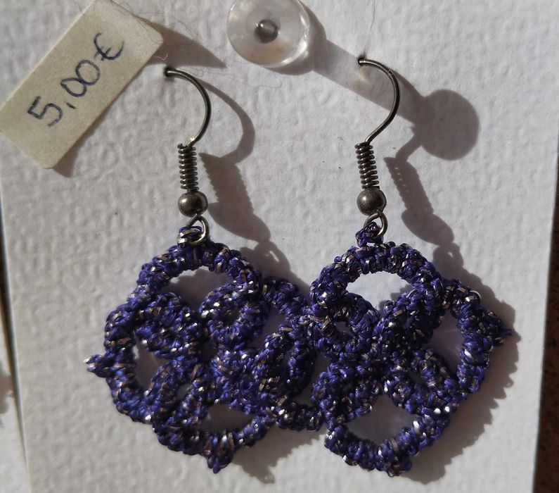 Brincos em frioleiras