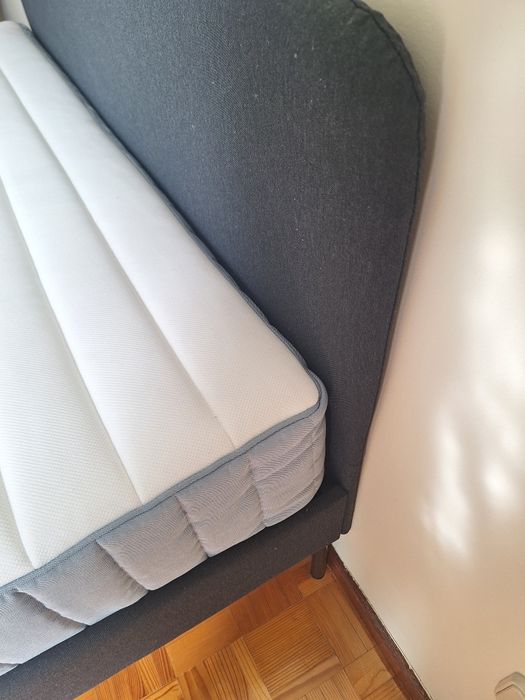 Estrutura de cama estofada