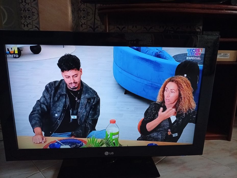 TV LG. Muito bom. Tem comando