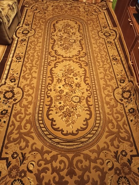 Ковер коричневый