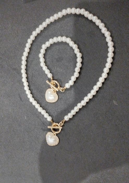 Colar e pulseira de pérolas com pingente em coração