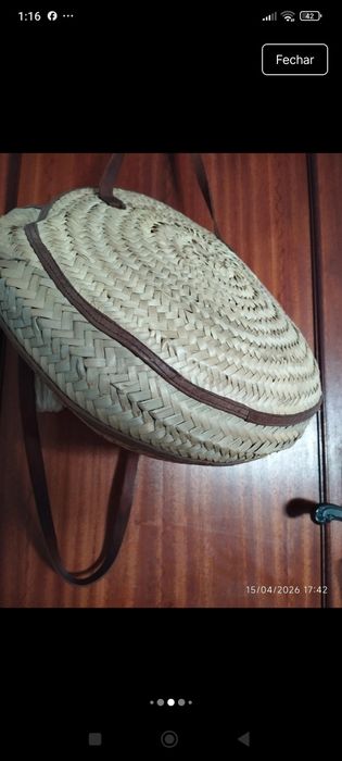 Cesta com alças em couro