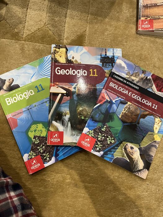 Biologia 11 , Geologia 11 e caderno de atividades