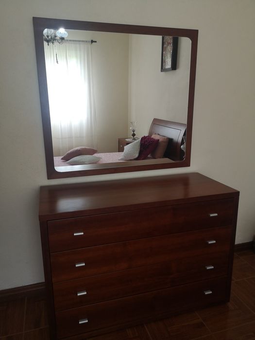Quarto de cama de solteiro em bom estado