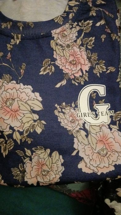 Blusa azul com flores