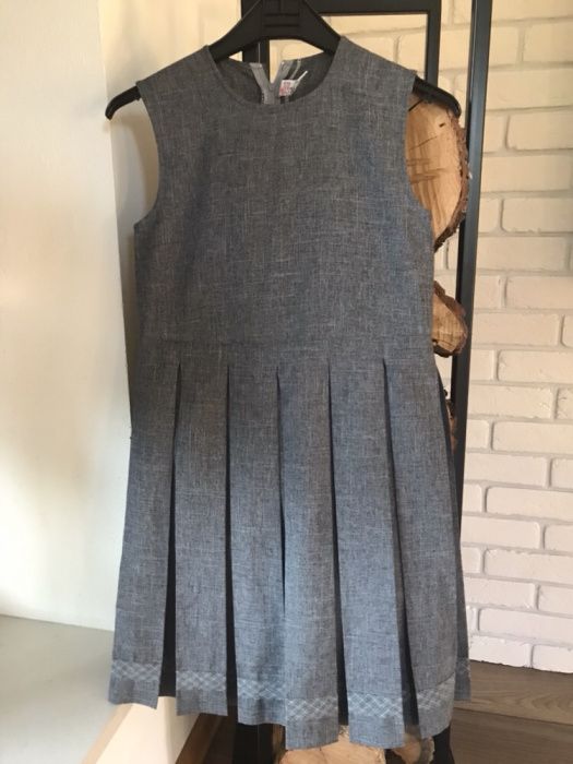 Szara plisowana sukienka wizytowa