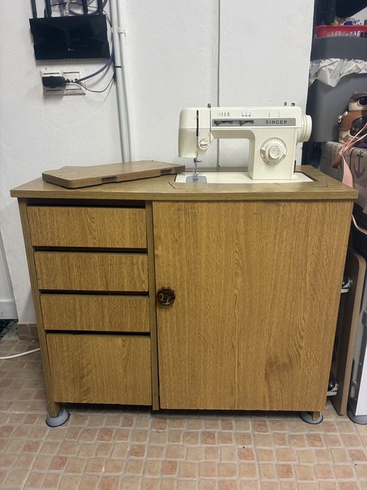 Móvel c/máquina de costura Singer