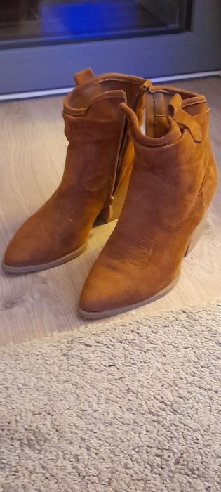 Botins em camurça