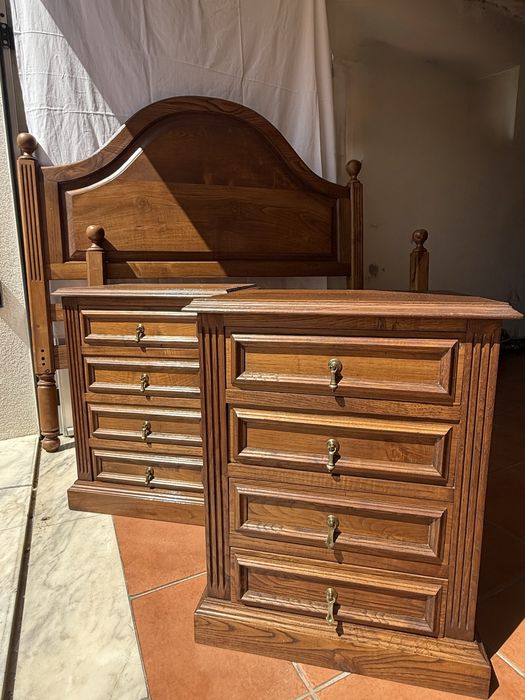 Mobília de Quarto de Madeira Maciça de Castanho — Peças Vintage