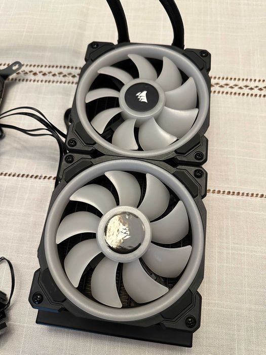 Cooler Corsair H100i RGB 240mm com 2x ventoinhas Corsair LL120