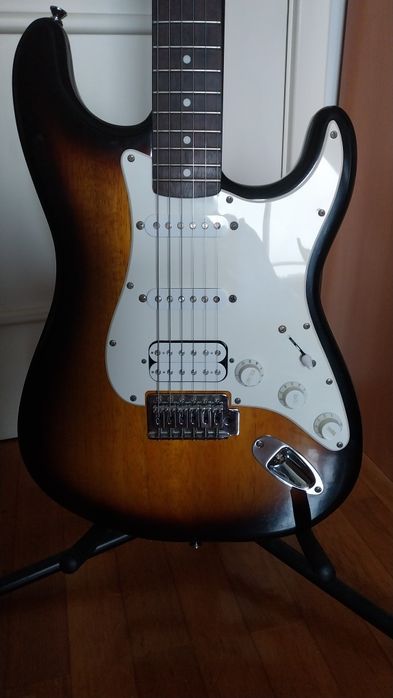 Guitarra Elétrica Squier Bullet HSS impecável