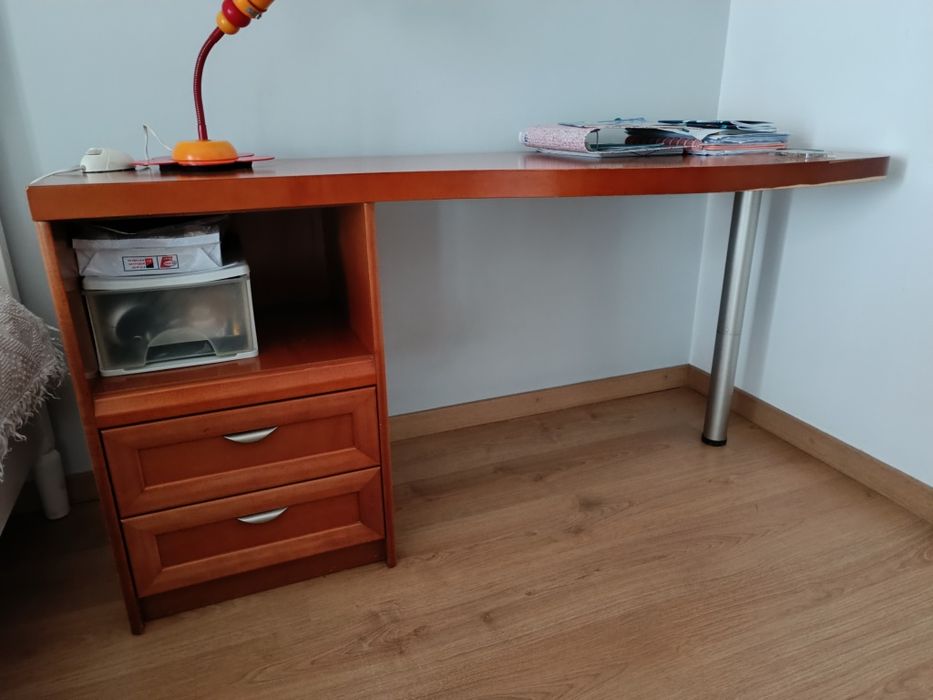 Secretária com gavetas