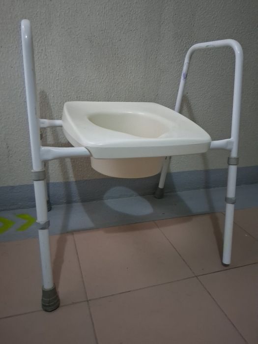 Cadeira Sanitárita/Banho 3 em 1 / 3-in-1 Toilet/Shower Chair