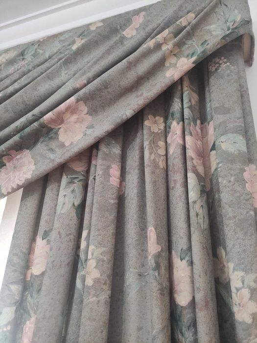 Cortinados com flores e cortinados brancos sanefa, camilha, almofada e rolo