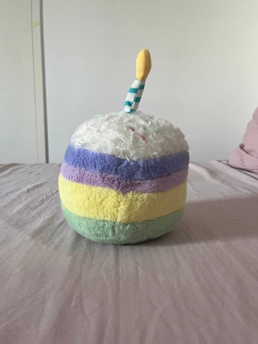 Peluche bolo de aniversário com vela e pernas, cerca de 27 cm