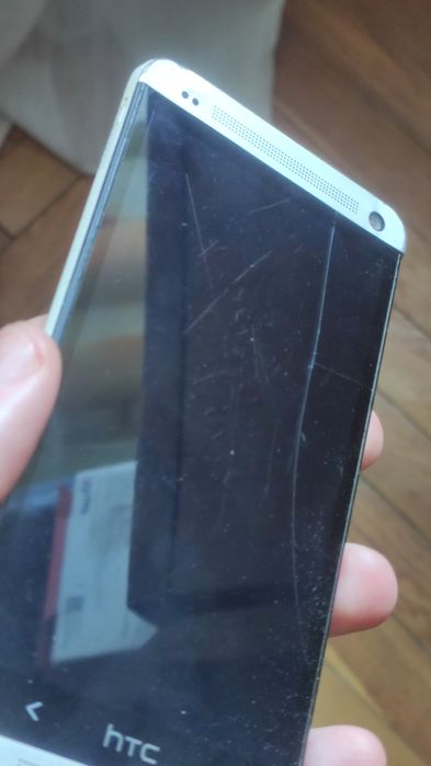 Мобільний телефон HTC One. Робочий, тріщина на екрані. Без зарядки.