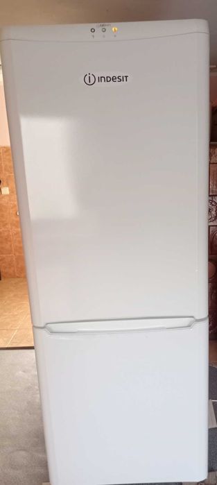 Продам холодильник Indesit.