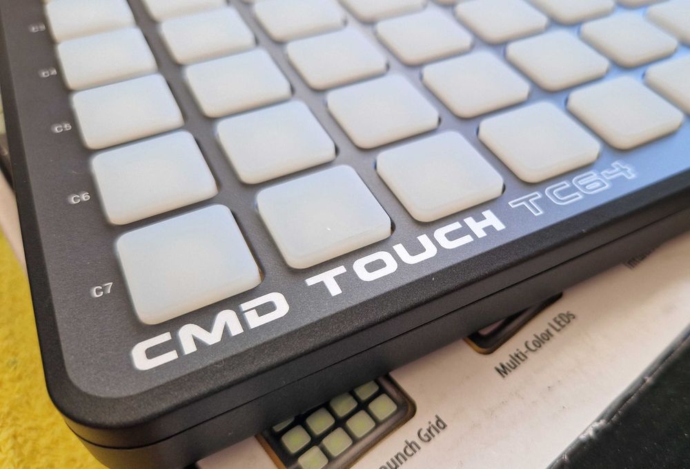 Controlador DJ Behringer CMD touch 64.