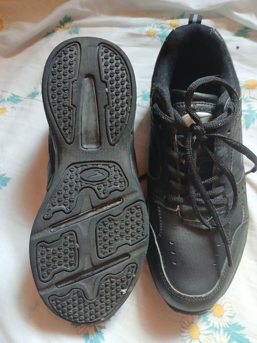 Продам спортівні туфлі нові не носилися чиста кожа