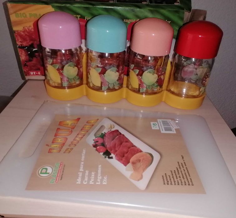 Potes de especiarias + tábua cozinha, tudo por 5€
