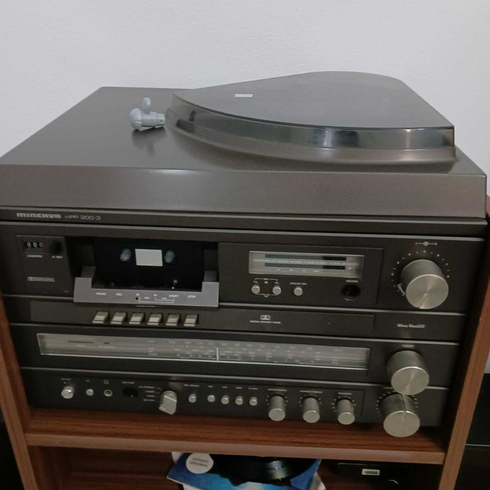 Aparelhagem antiga e outros eletrodomésticos