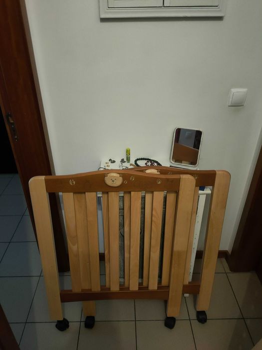 Berço (faz sofá ou cadeirão) + colchão em excelente estado