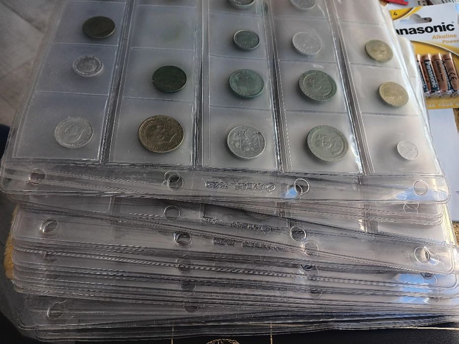 570 moedas diversas,1 álbum e 28 folhas