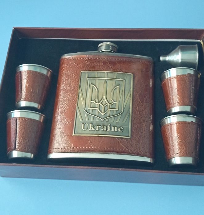 Гарний набір (фляга та рюмки)