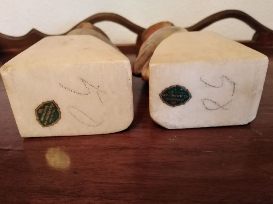 Conjunto de 2 Mochos em Alabastro para Segurar Livros