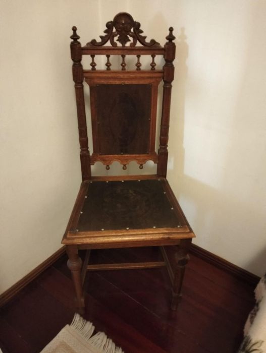 Cadeira antiga em madeira